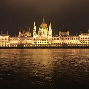 Downtown With Balcony & Optional Garage & Restaurant In The Building Апартаменты Будапешт
